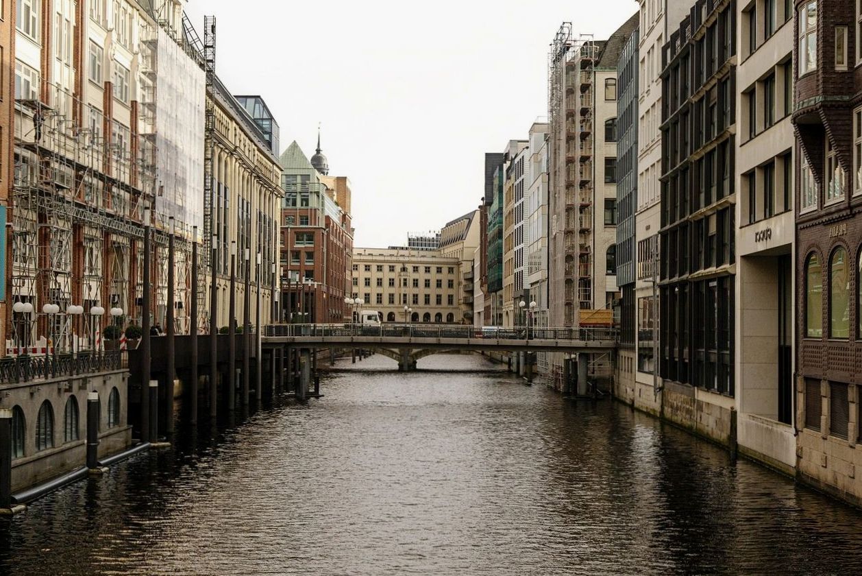 Hotellihuone iltavalmisteluineen